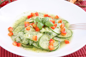 Gurkensalat mit Paprika