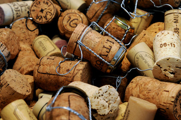viele Flaschenkorken - Wein- Sektflaschen