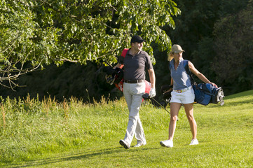 Zwei gutgelaunte Golfer