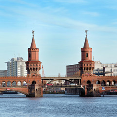 Fototapeta na wymiar Most w Berlinie - Kreusberg - Niemcy