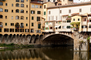 Fototapeta na wymiar Ponte Vecchio nad rzeką Arno w Florencja Włochy