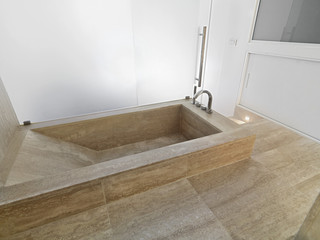 vasca da bagno di marmo in un bagno moderno