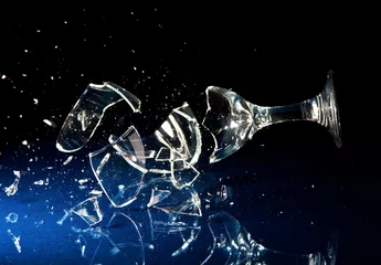 Foto auf Acrylglas Alkohol Wine glass breaking