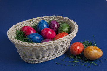 Bunte Ostereier im Korb