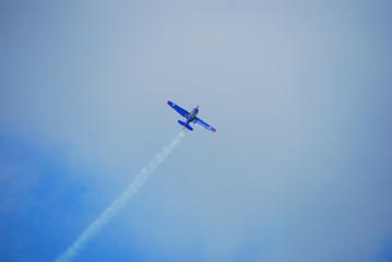 blaues flugzeug
