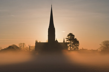 Obraz premium Salisbury cathedral on a misty morning