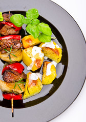 Fleischspieß mit Bratkartofeln
