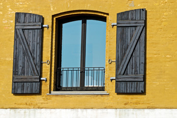 Fototapeta na wymiar Window in a yellow wall