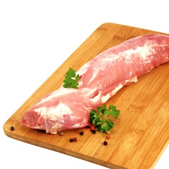 Schweinefilet auf Holzbrett