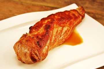 Schweinelende angerichtet