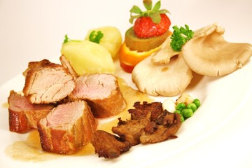 Schweinelende angerichtet