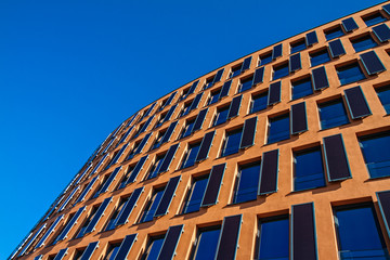 Fensterfront eines Hauses in Rostock.