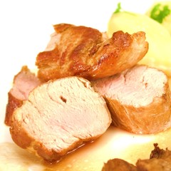 Schweinefilet in Scheiben angerichtet