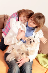 Oma und Enkelin kuscheln und lachen