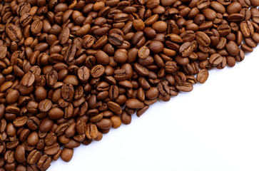 Kaffeebohnen diagonal auf weißen Hintergrund