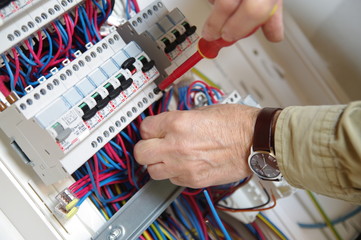 Fototapeta électricien montant un tableau électrique obraz