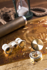 Naklejka premium Old golden compass