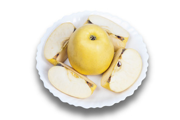 Жёлтое яблоко на тарелке