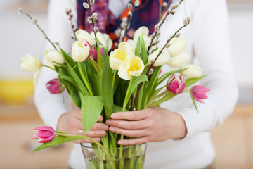 frau arrangiert einen strauß tulpen