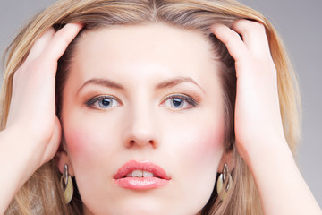 Obraz premium sensual blonde woman having golden jewelry