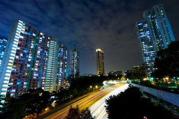 Fototapeta na wymiar ruch szlak noc światło i miasto