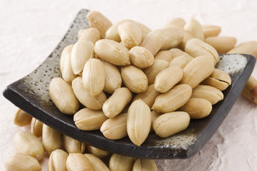 お皿に盛ったピーナツ