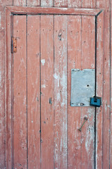 Fototapeta na wymiar Pomalowane na czerwono drewniane drzwi