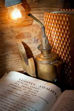 libro antico con lampada