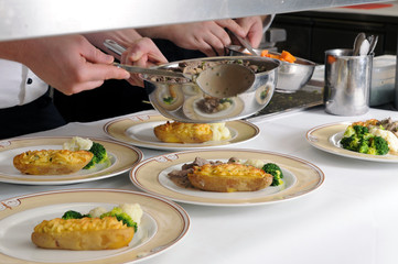Köche im Restaurant- oder Hotelküche beim Anrichten