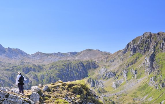 Senderista en la   monta&ntilde;a.