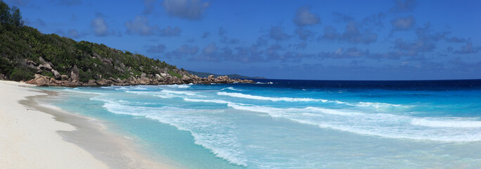 panorama sur plage de sable blanc de l'océan indien