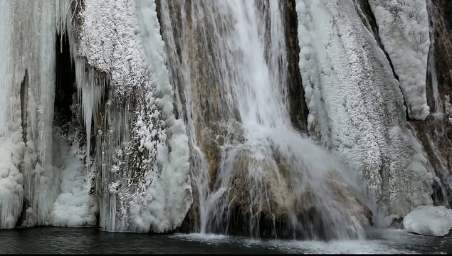 cascade d'eau et de glace
