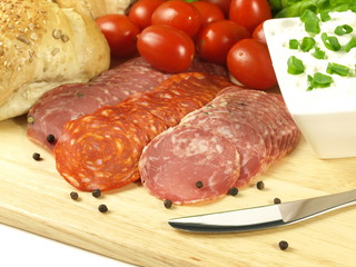 Salami slices with cottage cheese, tomatoes and bread