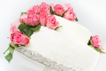 Hochzeitstorte dekoriert mit echten Rosen