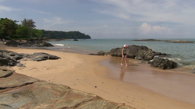 enfant de face sur une plage
