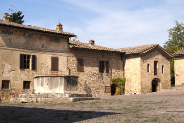 Fototapeta na wymiar Historic Building and Well in San Gimignano Italy