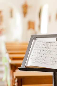 Notenständer mit Choralbuch