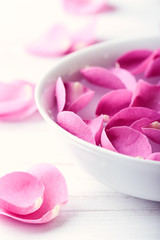 Obraz na płótnie Canvas Rose petals in a bowl of water