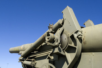 Canon pointé vers le ciel