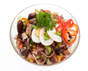 Käferbohnensalat von oben auf weiß