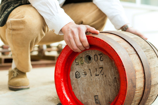Brauer mit Bierfass in Brauerei