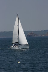 Fototapeta premium Voilier au large de Camaret-sur-Mer (Finistère)