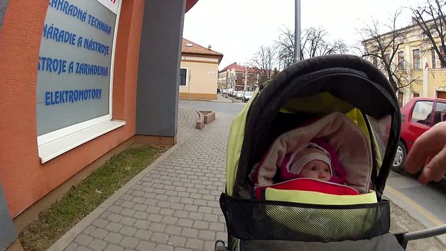 enfant dans une poussette dans la rue