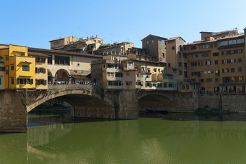 Fototapeta na wymiar Ponte Vecchio nad rzeką Arno w Florencja Włochy