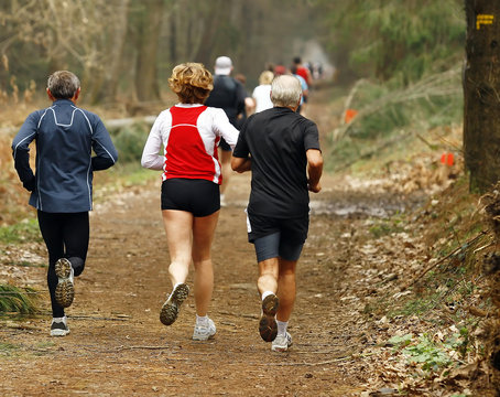 Homme et femme pratiquant la course à pied