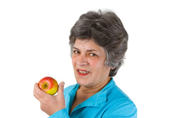 Seniorin isst Apfel
