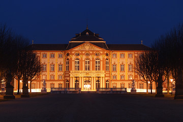 Fototapeta na wymiar Schloss Bruchsal bei Nacht