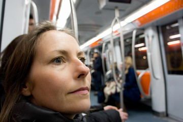 Naklejka na ściany i meble kobieta w metrze