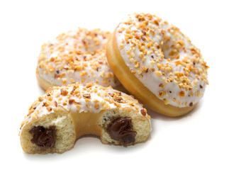 Ciambelle con glassa, granella  e ripieno al cioccolato