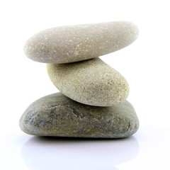 empilement de galets sur fond blanc